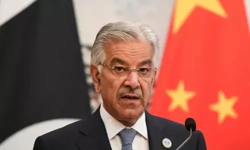 യുഎസിലെ രാഷ്ട്രീയക്കാര്‍ ഇസ്രയേലില്‍ നിന്ന് പരസ്യമായി കൈക്കൂലി വാങ്ങുന്നു;  ട്രംപുമായി പാക്ക് പ്രധാനമന്ത്രിയും സൈനിക മേധാവിയും കൂടിക്കാഴ്ചയ്ക്ക് ഒരുങ്ങവെ വിവാദ പരാമര്‍ശവുമായി ഖ്വാജ ആസിഫ്