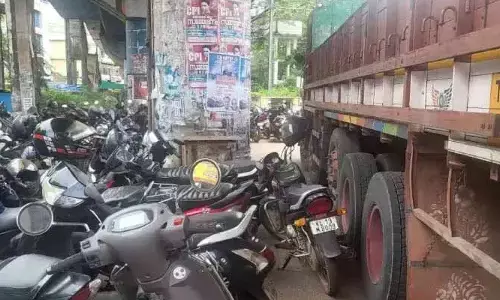 സൂക്ഷിച്ച് നോക്കണ്ടടാ...; റെ​യി​ൽ​വേ സ്റ്റേ​ഷ​ൻ റോ​ഡി​ലെ ബൈ​ക്ക് പാ​ർ​ക്കി​ങ് ഏരിയയിൽ വിളിക്കാതെ എത്തിയ അതിഥി; മുന്നോട്ട് പോകാൻ കഴിയാതെ കുടുങ്ങിയത് പതിനാല് ടയർ ടോറസ് ലോ​റി