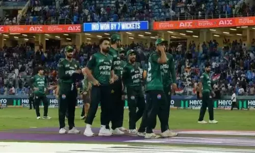 ഏഷ്യ കപ്പില്‍ നിന്ന് പാകിസ്ഥാന്‍ പുറത്തേക്ക്? റഫറിയെ മാറ്റാതെ കളിക്കില്ലെന്ന് ഭീഷണി; ടീം ഇപ്പോഴും ദുബായിലെ ഹോട്ടലില്‍; റഫറിയെ മാറ്റില്ലെന്ന തീരുമാനത്തില്‍ ഐസിസിയും; രണ്ടാമത്തെ കത്തും തള്ളി;  യുഎഇക്കെതിരായ മത്സരം ഉപേക്ഷിച്ചേക്കും; ഹസ്തദാന വിവാദം പുതിയ തലത്തില്‍