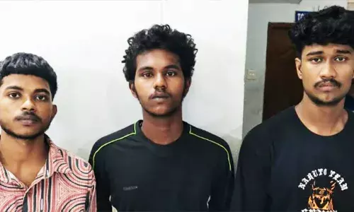 സ്കൂൾ വാൻ മോഷണം പോയത് പുലർച്ചെ; പോലീസ് അന്വേഷണം നടത്തുന്നതിനിടെ പ്രതികളെ നാട്ടുകാർ കൈയ്യോടെ പൊക്കി; മോഷണ വാഹനവുമായി ഇറങ്ങിയത് കോവളം കാണാൻ