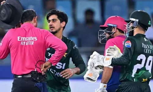 പാക്കിസ്ഥാന്‍ - യുഎഇ മത്സരത്തിനിടെ നാടകീയ സംഭവങ്ങള്‍; പാക് താരത്തിന്റെ ഏറുകൊണ്ട് അമ്പയര്‍ക്ക് തലയ്ക്ക് പരിക്കേറ്റു; പാക് താരങ്ങളും ഫിസിയോ സംഘവുമെത്തി പരിശോധന; വൈകാതെ മൈതാനം വിട്ടു