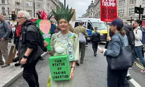 വംശീയത തുലയട്ടെ, നൊ ടു ട്രംപ്; ട്രംപിന്റെ സന്ദര്‍ശനത്തില്‍ പ്രതിഷേധവുമായി ലണ്ടനില്‍ ആയിരങ്ങള്‍ തെരുവില്‍