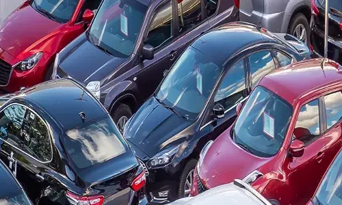 ജിഎസ്ടി കുറയുമെന്ന് പ്രതീക്ഷിച്ചിരുന്നു; ഒന്നും നടന്നില്ല..ഉത്സവ സീസണും വെല്ലുവിളിയായി; ഓഗസ്റ്റ് മാസത്തിലെ കാർ വിൽപ്പനയിൽ വൻ ഇടിവ്; 7.5% ഇടിവ് രേഖപ്പെടുത്തി