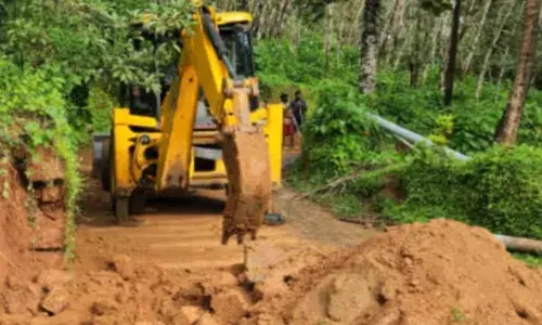 കുടിവെള്ള വിതരണത്തിനായി പൈപ്പ് സ്ഥാപിക്കാൻ മണ്ണെടുക്കുന്നതിനിടെ ഭിത്തി ഇടിഞ്ഞു വീണു; ഒരാൾക്ക് ദാരുണാന്ത്യം; പരിക്കേറ്റയാൾ ചികിത്സയിൽ; സംഭവം കണ്ണൂരിൽ