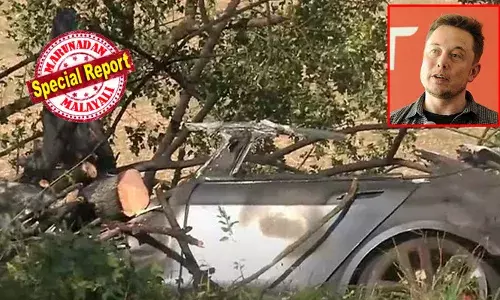 ഡോര്‍ ഹാന്‍ഡിലുകള്‍ തുറക്കാന്‍ കഴിഞ്ഞില്ല; ജര്‍മ്മന്‍ പട്ടണത്തില്‍ ടെസ്ല കാറില്‍ സഞ്ചരിച്ച കുട്ടികളടക്കം മൂന്നുപേര്‍ വെന്തുമരിച്ചു; വാഹനം മരത്തിലിടിച്ച് തീ പിടിച്ചതോടെ ഉള്ളില്‍ കുടുങ്ങി മൂന്നുപേരും; വൈദ്യുതി ബന്ധം നിലച്ചാല്‍ ഡോര്‍ ഹാന്‍ഡിലുകള്‍ തുറക്കാന്‍ കഴിയാത്തത് വലിയ പ്രശ്‌നം; അപകടങ്ങള്‍ ആവര്‍ത്തിക്കുന്നതോടെ രൂപകല്‍പ്പന മാറ്റാന്‍ ആലോചിച്ച് മസ്‌കും കൂട്ടരും