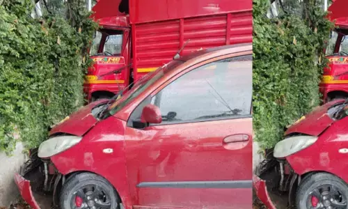 മിനിലോറിയും കാറും തമ്മിൽ കൂട്ടിയിടിച്ച് അപകടം; നിയന്ത്രണം തെറ്റി ഇരുവാഹനങ്ങളും സമീപത്തെ മതിലിൽ ഇടിച്ചുകയറി; സംഭവം ആലപ്പുഴയിൽ