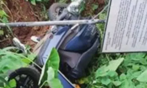 റോഡരികിൽ സ്‌കൂട്ടർ നിർത്തി ഫോണില്‍ സംസാരിച്ചു നിന്നു; പിന്നാലെ കുതിച്ചെത്തിയ ഇന്നോവ ഇടിച്ചുതെറിപ്പിച്ചു; യുവതിക്ക് പരിക്ക്; സംഭവം കോഴിക്കോട്