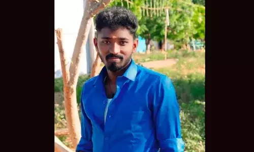 പന്തളം തുമ്പമണ്ണില്‍ ബൈക്കില്‍ ടോറസ് ലോറി ഇടിച്ച് തമിഴ്നാട്  സ്വദേശിയായ യുവാവ് മരിച്ചു