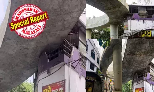 ഇത് ഇങ്ങനെ ഒന്നും അല്ലടാ..നമുക്ക് ഇന്ന് പോണ്ടേ..!!; താഴെ നിന്ന് നോക്കിയാൽ റോഡ് വന്ന് വീട്ടിലേക്ക് ഇടിച്ചുകയറിയതു പോലെ തോന്നും; ജസ്റ്റ് ഒന്ന് മുട്ടിയാൽ തീർന്നു; യാത്രക്കാരുടെ കിളി പോയ അവസ്ഥ; ദേശീയ പാത കടന്നുപോകുന്നത് വീടിന്‍റെ ബാൽക്കണിയിലൂടെ; തലയിൽ കൈവച്ച് വീട്ടുകാർ; ദൃശ്യങ്ങൾ പുറത്ത്