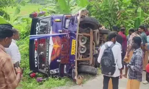 സ്‌കൂൾ ബസ് വയലിലേക്ക് മറിഞ്ഞ് അപകടം; നിരവധി കുട്ടികൾക്ക് പരിക്ക്; ആശുപത്രിയിൽ പ്രവേശിപ്പിച്ചു; നിയന്ത്രണം നഷ്ടപെട്ടത് വണ്ടി തിരിക്കാനായി പിന്നോട്ട് എടുത്തപ്പോൾ