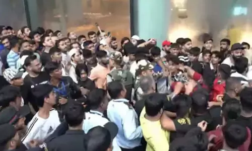 പുലർച്ചെ മുതൽ സ്റ്റോറിന് മുന്നിൽ നീണ്ട വരി; ക്യൂ പാലിക്കാതെ മുന്നോട്ട് കടക്കാൻ ശ്രമിച്ച ഉപഭോക്താക്കൾ തമ്മിൽ വാക്കേറ്റം; ഐഫോൺ വാങ്ങാനെത്തിയവർ ആപ്പിൾ സ്റ്റോറിന് മുന്നിൽ തമ്മിലടിച്ചു; വൈറലായി വീഡിയോ