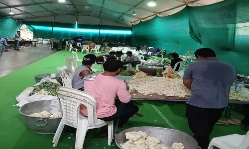 ഇഡ്ഡലിയും ദോശയും ഉള്‍പ്പെട്ട പ്രഭാത ഭക്ഷണം; 11 മണിക്ക് ഉഴുന്നുവടയും ചായയും; ഉച്ചയ്ക്ക് പാലട പ്രഥമനും ചേര്‍ന്ന വിഭവസമൃദ്ധ ഊണ്;  ആഗോള അയ്യപ്പ സംഗമം: ഭക്ഷണമൊരുക്കുന്നത് പഴയിടം മോഹനന്‍ നമ്പൂതിരി