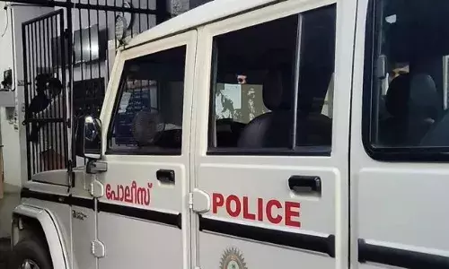 പലതവണ ഹോണ്‍ മുഴക്കിയിട്ടും വഴി നൽകിയില്ല; കാറിനെ ഓവർടേക്ക് ചെയ്ത വിരോധത്തിൽ സ്കൂൾ ബസ് ഡ്രൈവറെയും ഭാര്യയെയും മർദ്ദിച്ചു; സംഭവം കോഴിക്കോട്