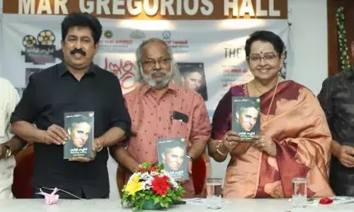 ചാര്ലി ചാപ്ലിന് ജീവിതവും കലയും പ്രകാശനം ചെയ്തു; കേരള ഭാഷാ ഇന്സ്റ്റിറ്റിയുട്ട് മാര് ഇവാനിയോസ് കോളെജില് സെമിനാറും പുസ്തകപ്രകാശനവും നടത്തി ചാര്ലി ചാപ്ലിന് ജീവിതവും കലയും പ്രകാശനം ചെയ്തു; കേരള ഭാഷാ ഇന്സ്റ്റിറ്റിയുട്ട് മാര് ഇവാനിയോസ് കോളെജില് സെമിനാറും പുസ്തകപ്രകാശനവും നടത്തി