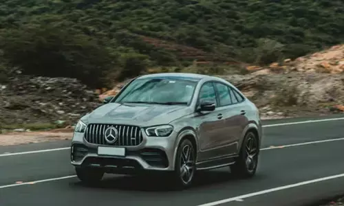 വില കൂടിയ കാർ ഉണ്ടായിട്ട്..എന്താകാര്യം..; മെഴ്സിഡസിൽ പാഞ്ഞെത്തി മാലിന്യം വലിച്ചെറിഞ്ഞ് മുങ്ങൽ; പിടികൂടിയപ്പോൾ വിചിത്രവാദം; സോഷ്യൽ മീഡിയയിൽ ചൂട് പിടിച്ച ചർച്ച