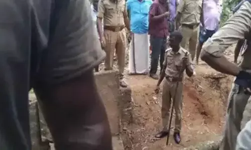 നെയ്യാറ്റിന്‍കരയില്‍ തെങ്ങിന്റെ മൂട് ഇളകി തോടിന് കുറുകെയുള്ള പാലത്തിലേക്ക് വീണ് അപകടം; പാലത്തില്‍ നിന്നിരുന്ന തൊഴിലുറപ്പ് തൊഴിലാളികളായ സ്ത്രീകള്‍ക്ക് ദാരുണാന്ത്യം