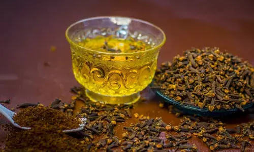 രാവിലെ വെറും വയറ്റില്‍ ഗ്രാമ്പൂ ചേര്‍ത്ത വെള്ളം കുടിക്കുന്ന പതിവുണ്ടോ?; എങ്കിൽ അത് നിർത്തണ്ട; ആരോഗ്യ ഗുണങ്ങൾ ഏറെ; അറിയാം..