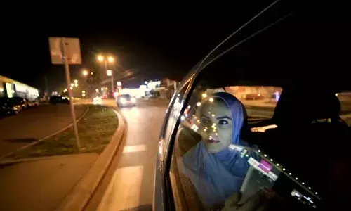 ഇവിടെ എത്ര രാത്രിയായലും ആരും നിങ്ങളെ തുറിച്ചു നോക്കില്ല; നിങ്ങളെ പിന്തുടരാനും വരില്ല; നൈറ്റ് വാക്കിന് ഏറ്റവും സുരക്ഷിത രാജ്യങ്ങളിലൊന്നായി കുവൈറ്റ്; പത്താം സ്ഥാനത്ത് യുഎഇ