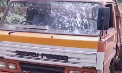 പോലീസ് പാഞ്ഞെത്തിയപ്പോൾ ടിപ്പർ പുഴയിലേക്ക് ഇറക്കിവച്ച് ഒറ്റയോട്ടം; മണൽ കടത്ത് ലോറി പിടിയിൽ; സംഭവം പള്ളിക്കടവിൽ