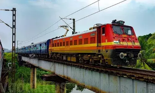 പാതിരാത്രി ആറര മണിക്കൂറില്‍ രണ്ട് കിലോമീറ്റര്‍ റെയില്‍പാത നിര്‍മ്മിച്ച് ചരിത്രമെഴുതി ഇന്ത്യന്‍ റെയില്‍വേ; പുതിയ ഏഴിമല റെയില്‍പാലം റെയിന്‍ സര്‍വീസിന് തുറന്നുകൊടുത്തു