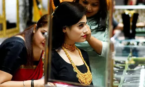 ഓണം കഴിഞ്ഞ് ദീപവലി എത്താറായി എന്നിട്ടും ഒരു മാറ്റവുമില്ല..; സംസ്ഥാനത്ത് വീണ്ടും റോക്കറ്റ് പോലെ കുതിച്ച് സ്വർണ വില; ഒരു പവൻ വാങ്ങാൻ എത്ര നൽകണം?; പിടിതരാതെ തങ്കം; ആശങ്കയിൽ വ്യപാരികൾ