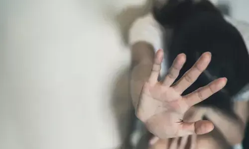 ആറ് വയസുകാരിയെ ക്രൂരമായി പീഡിപ്പിച്ചതായി പരാതി; അയൽവാസിയായ യുവാവിനായി അന്വേഷണം ഊർജിതമാക്കി പോലീസ്; സംഭവം കളമശ്ശേരിയിൽ