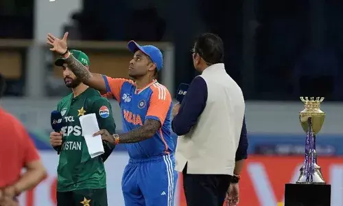 ഏഷ്യാകപ്പ് സൂപ്പര്‍ ഫോറില്‍ പാകിസ്ഥാനെതിരെ നിര്‍ണായക ടോസ് ജയിച്ച് ഇന്ത്യ; ഫീല്‍ഡിംഗ് തെരഞ്ഞെടുത്തു;  ജസ്പ്രീത് ബുമ്രയും വരുണ്‍ ചക്രവര്‍ത്തിയും പ്ലേയിങ് ഇലവനില്‍;  ഇത്തവണയും പാക്ക് നായകന് കൈകൊടുക്കാതെ സൂര്യകുമാര്‍