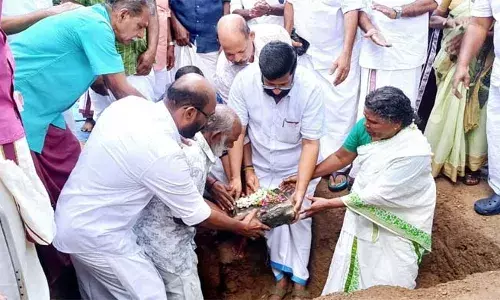 സുരേഷ് ഗോപിക്ക് പണി കൊടുക്കാന്‍ ആണെങ്കിലും കൊച്ചുവേലായുധന് വീടൊരുങ്ങും; സിപിഎം നേതൃത്വം ഇടപെട്ട് വീടിന്റെ നിര്‍മാണം തുടങ്ങി