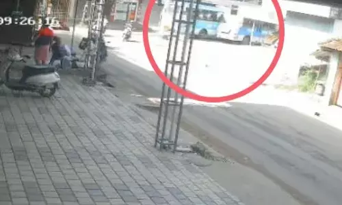 എതിര്‍ ദിശകളില്‍ നിന്ന് വന്ന സ്വകാര്യ ബസുകള്‍ തമ്മിൽ ഉരസി; കൈ ബസുകള്‍ക്കിടയിൽ പെട്ട് എട്ടാം ക്ലാസ് വിദ്യാര്‍ത്ഥിയുടെ വിരല്‍ നഷ്ടമായി