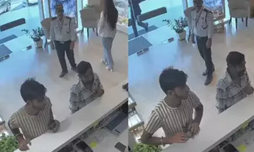 സലൂണിന്റെ കൗണ്ടറിലെ പൂജാ തളികയിൽ കൈ വെച്ചു; റിസപ്ഷനിസ്റ്റിന്റെ കണ്ണ് വെട്ടിച്ച് പണം ഒരു തുണിയിൽ പൊതിഞ്ഞു; ഒന്നും അറിയാത്ത പോലെ പുറത്തേക്ക് നടന്നു; കള്ളനെ കണ്ടിട്ടും സെക്യൂരിറ്റി പ്രതികരിച്ചില്ലെന്ന് നെറ്റിസൺസ്; വൈറലായി വീഡിയോ