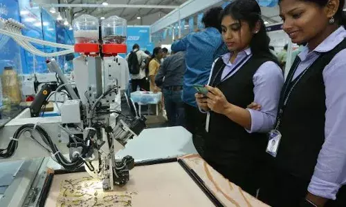 എ ഐയില് പ്രവര്ത്തിക്കുന്ന തയ്യല് യന്ത്രങ്ങള് മെഷീനറി എക്സ്പോയില് എ ഐയില് പ്രവര്ത്തിക്കുന്ന തയ്യല് യന്ത്രങ്ങള് മെഷീനറി എക്സ്പോയില്