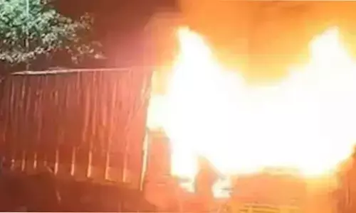 നാല് ലോറികളിലായി ഗോമാംസം കടത്തുന്നു; പിന്നാലെ ബജ്റംഗ്ദള്‍ പ്രവര്‍ത്തകരുടെ ആക്രമണം; ട്രക്കിന് തീയിട്ടു; കര്‍ണാടകയിലെ ബെലഗാവിയില്‍ വ്യാപക സംഘര്‍ഷം; പ്രദേശത്ത് അതീവ ജാഗ്രത