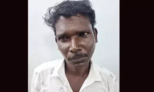 ടിക്കറ്റിന്റെ ബാക്കി തുക നല്‍കാന്‍ താമസിച്ചു; കെഎസ്ആര്‍ടിസി ബസിന്റെ ചില്ലെറിഞ്ഞു തകര്‍ത്തയാളെ ഓടിച്ചിട്ട് പിടിച്ച് ഡ്രൈവറും കണ്ടക്ടറും