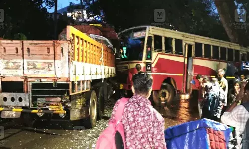 തിരുവനന്തപുരത്ത് കെഎസ്ആര്‍ടിസി ബസ്സും ലോറിയും കൂട്ടിയിടിച്ച് അപകടം; ഇന്ന് പുലര്‍ച്ചെ ഉണ്ടായ അപകടത്തില്‍ ഇരുപതോളം പേര്‍ക്ക് പരിക്ക്: ചിലരുടെ നില ഗുരുതരം
