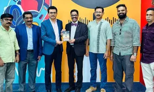 റേഡിയോ മലയാളം സിഇഒ അന്വര് ഹസൈന് വിജയമന്ത്രങ്ങള് സമ്മാനിച്ചു റേഡിയോ മലയാളം സിഇഒ അന്വര് ഹസൈന് വിജയമന്ത്രങ്ങള് സമ്മാനിച്ചു