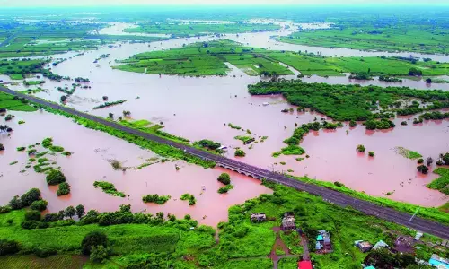മറാത്ത് വാഡ മേഖലയിലെ മഴക്കെടുതി; 2215 കോടി രൂപയുടെ ധനസഹായം പ്രഖ്യാപിച്ച് മഹാരാഷ്ട്ര സർക്കാർ; മന്ത്രിമാർ ഒരു മാസത്തെ ശമ്പളം ദുരിതാശ്വാസ നിധിയിലേക്ക് സംഭാവന ചെയ്യുമെന്ന് എൻ‌സി‌പി
