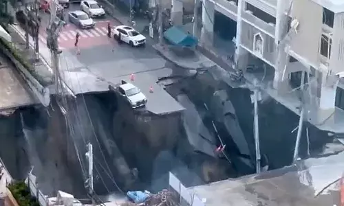 ബാങ്കോക്കില്‍ തിരക്കേറിയ റോഡ് ഇടിഞ്ഞുതാഴ്ന്ന് കൂറ്റന്‍ ഗര്‍ത്തം; ആശുപത്രിക്കും സമീപപ്രദേശങ്ങള്‍ക്കും ഭീഷണി; വലിയൊരു ദുരന്തം ഒഴിവായത് തലനാരിഴയ്ക്ക്!