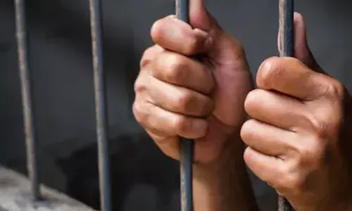 പതിനേഴുകാരനെ തട്ടിക്കൊണ്ടുപോയി വീട്ടില്‍ താമസിപ്പിച്ച് പീഡിപ്പിച്ചു; വിവാഹിതയായ 45കാരി അറസ്റ്റില്‍