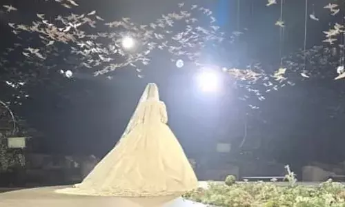 തൂവെള്ള ഗൗൺ ധരിച്ച് വിവാഹ വേദിയിലേക്ക് നടന്നു കയറുന്ന മണവാട്ടി; പൂക്കള്‍ എറിഞ്ഞ് വരവേൽക്കുന്ന ആളുകൾ; ഷാർജ ഭരണാധികാരിയുടെ കൊച്ചുമകൾ വിവാഹിതയായി; സന്തോഷം പങ്കിട്ട് കുടുംബം