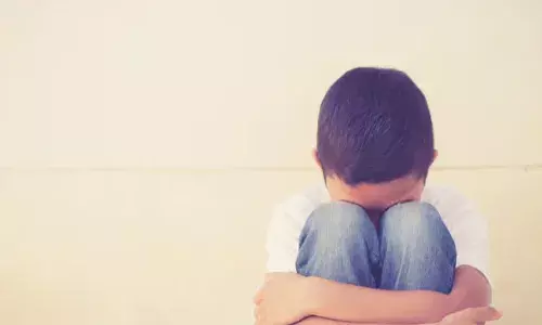 പിതാവിനെതിരെ അധിക്ഷേപ പരാമര്‍ശം നടത്തിയതിനെ ചൊല്ലി വിദ്യാര്‍ത്ഥികള്‍ തമ്മില്‍ അടിപിടി; വടിവാളുമായി ക്ലാസിലെത്തി സഹപാഠിയെ വെട്ടി ഒന്‍പതാം ക്ലാസുകാരന്‍: കുട്ടിയുടെ മുതുകില്‍ ആറ് തുന്നല്‍