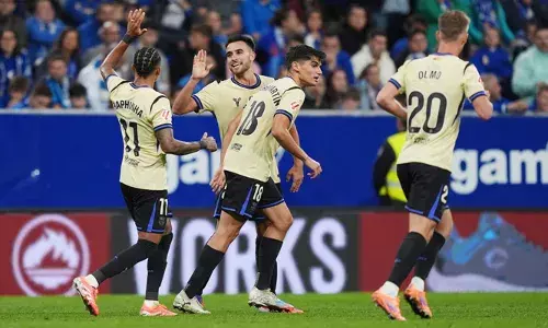 ഒരു ഗോളിന് പിന്നിൽ നിന്ന ശേഷം തിരിച്ചടിച്ച് ബാഴ്സലോണ; ലാലിഗയിൽ ഒവിഡോക്കെതിരെ  ഒന്നിനെതിരെ മൂന്ന് ഗോളുകൾക്ക് ജയം; 50-ാം വിജയം പൂർത്തിയാക്കി ഹാൻസി ഫ്ലിക്