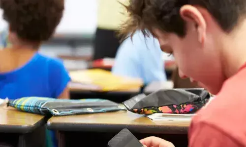 ഇനി സ്മാർട്ട് വാച്ചുകളുമായി..കുട്ടികൾ സ്‌കൂൾ പരിസരത്ത് കയറിയാൽ പണി ഉറപ്പ്; യുഎഇ യിലെ വിദ്യാലയങ്ങളിൽ മെറ്റൽ ഡിറ്റക്റ്റർ സ്ഥാപിക്കാനൊരുങ്ങി അധികൃതർ