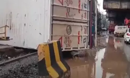 അരൂരില്‍ റെയിലില്‍ തട്ടി കണ്ടെയ്നര്‍ ലോറി മറിഞ്ഞ് അപകടം; ഡ്രൈവർ രക്ഷപ്പെട്ടത് അത്ഭുതകരമായി