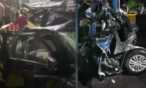 നിയന്ത്രണം വിട്ട കാർ റോഡരികിൽ നിർത്തിയിട്ടിരുന്ന ലോറിയിലേക്ക് ഇടിച്ചുകയറി; രണ്ട് പേർക്ക് ദാരുണാന്ത്യം; ഒരാൾക്ക് ഗുരുതര പരിക്ക്