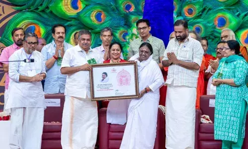 മലയാള ഭാഷയുടെ പ്രോത്സാഹനത്തിന് എല്ലാ മാതാപിതാക്കളും മക്കളെ പ്രചോദിപ്പിക്കണം: അമ്മ; മാതാ അമൃതാനന്ദമയി ദേവിക്ക് സംസ്ഥാന സര്‍ക്കാറിന്റെ ആദരം; ഭാഷയുടെയും സംസ്‌കാരത്തിന്റെയും ശക്തി ലോകത്തിനു മുന്നില്‍ തെളിയിക്കാന്‍ അമ്മയ്ക്ക് കഴിഞ്ഞു: സജി ചെറിയാന്‍