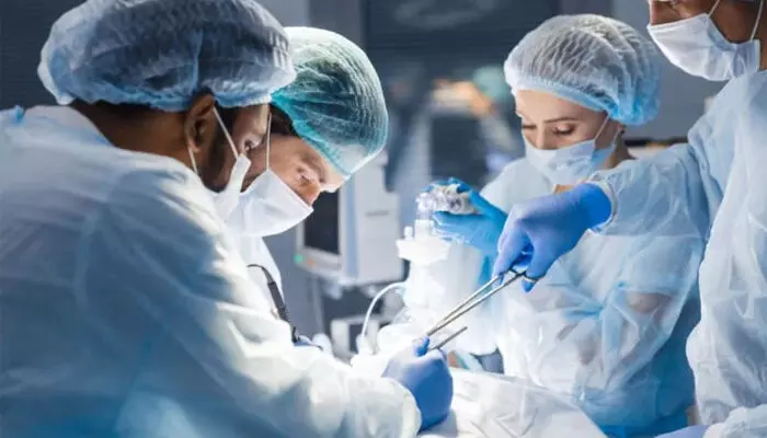 സഹിക്കാൻ കഴിയാത്ത വയറുവേദനയുമായി ആശുപത്രിയിലെത്തി; പിന്നാലെ 45കാരിയുടെ കൈ മുറിച്ചുമാറ്റി; കാരണം അറിഞ്ഞ് കരഞ്ഞ് കുടുംബം സഹിക്കാൻ കഴിയാത്ത വയറുവേദനയുമായി ആശുപത്രിയിലെത്തി; പിന്നാലെ 45കാരിയുടെ കൈ മുറിച്ചുമാറ്റി; കാരണം അറിഞ്ഞ് കരഞ്ഞ് കുടുംബം