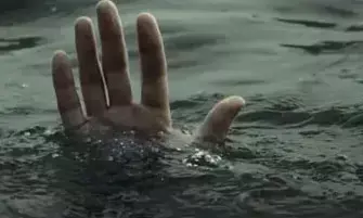 തുമ്പോളിയില്‍ കടലില്‍ മത്സ്യബന്ധന വള്ളം മറിഞ്ഞു; വള്ളത്തിലുണ്ടായിരുന്ന അഞ്ചു പേരേയും കരയ്‌ക്കെത്തിച്ച് രക്ഷാപ്രവര്‍ത്തനം