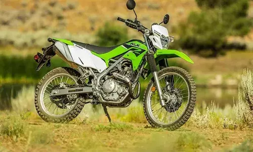 മോനെ കാത്തിരുന്നോ...തീപ്പൊരി സാധനം ലോഡിങ്ങ്; 2026 മോഡൽ കാവസാക്കി KLX 230 ന്‍റെ ഉത്പാദനം തുടങ്ങി; ഡെലിവറികൾ ഉടനെന്ന് കമ്പനി