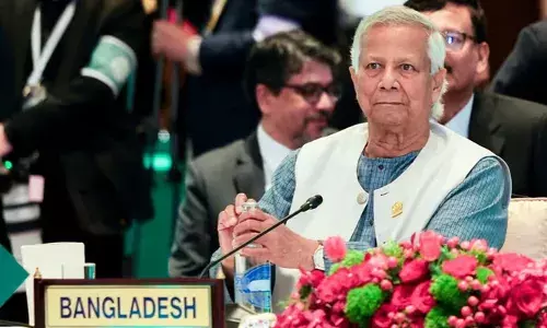 ന്യൂനപക്ഷങ്ങള്‍ ബംഗ്ലാദേശില്‍നിന്ന് പലായനം ചെയ്യുന്നു;  യൂനുസ് ബംഗ്ലാദേശിനെ താലിബാന്‍, ഭീകരവാദി രാജ്യമാക്കി മാറ്റുന്നു;  അധികാരം വിട്ട് തിരഞ്ഞെടുപ്പിനെ നേരിടണം; യൂനുസ് പാകിസ്ഥാനിയാണ്; ്അങ്ങോട്ട് മടങ്ങിപ്പോകണം;  യുഎന്നില്‍ യൂനുസിനെതിരെ ബംഗ്ലാദേശുകാരുടെ പ്രതിഷേധം