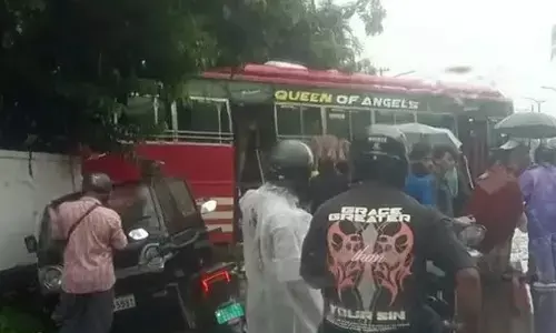 സ്വകാര്യ ബസും ലോറിയും കൂട്ടിയിടിച്ച് അപകടം; 12 പേർക്ക് പരിക്ക്; സംഭവം കോഴിക്കോട്